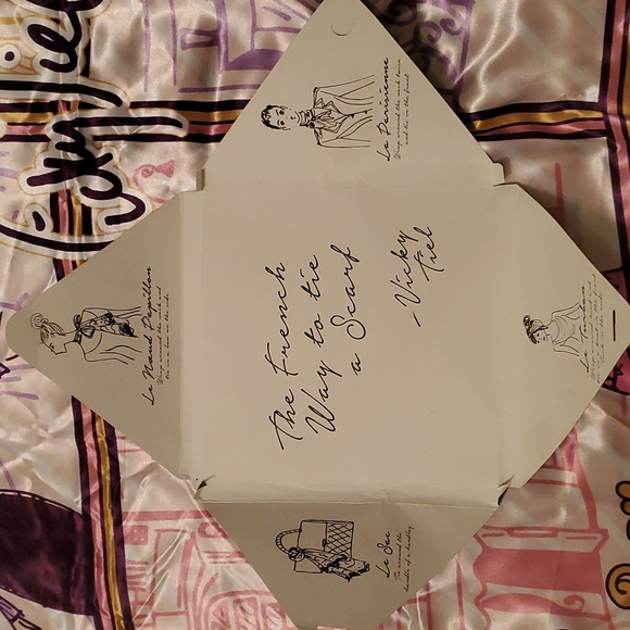 Vicky Tiel Scarf 35×35 - Picture 3 of 3